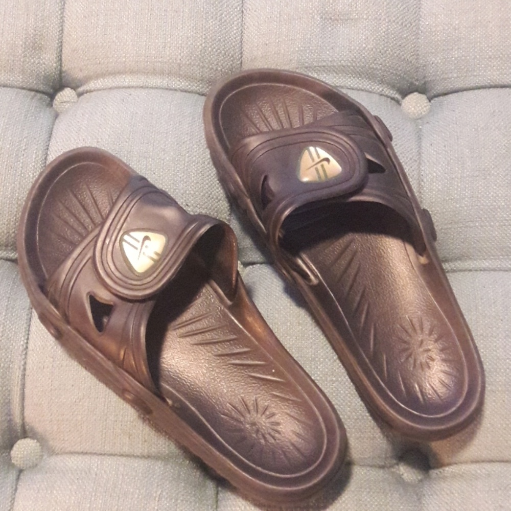 $5 for $25 Nike flip flops